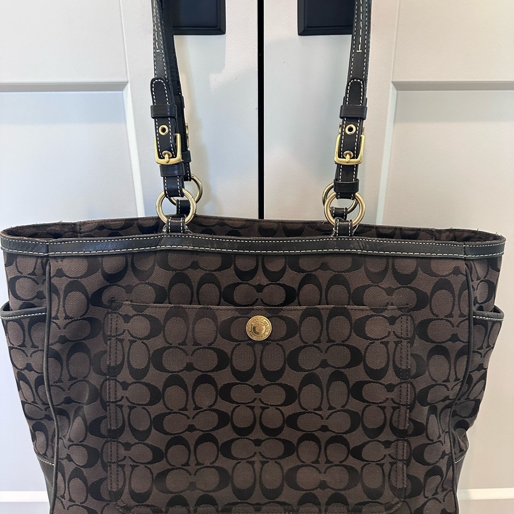 Authentic COACH Diaperbag/travel bag in black. Good condition.